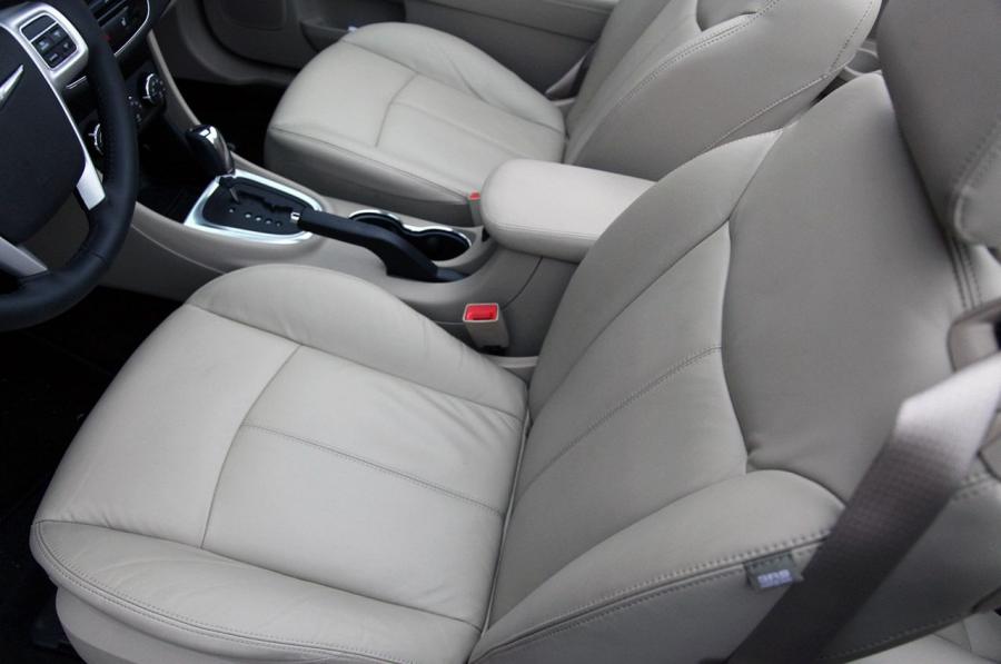  Chrysler 200 Convertible 2011 года  (фото 33 из 73)